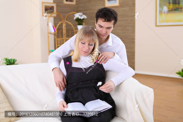 懷孕妻子和丈夫在家