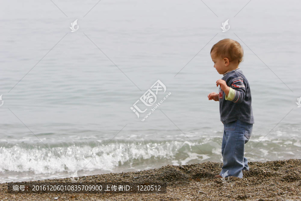 年輕男孩在海上背景