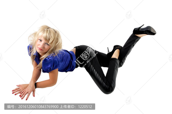 穿藍襯衫和黑褲子的女孩在地板上