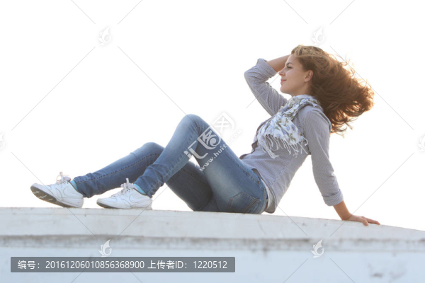 白色背景的年輕漂亮女人