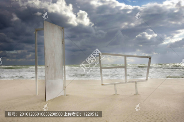 空沙灘上的木制門窗