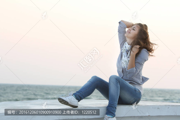 海上背景的年輕女子
