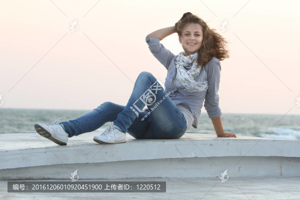 海上背景的年輕女子