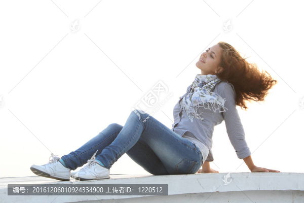 年輕的微笑女性自然白色背景
