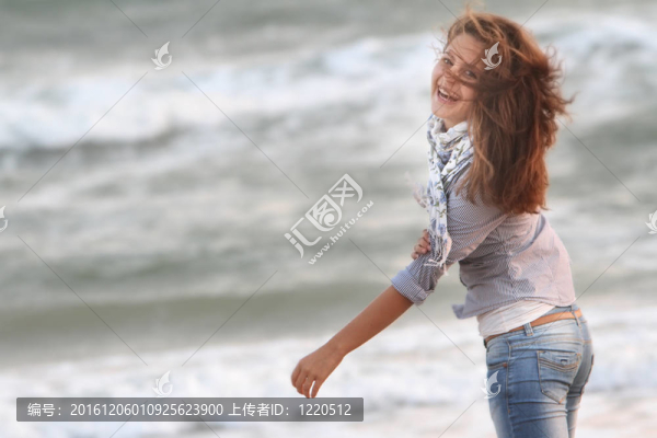 海上背景的年輕快樂女子
