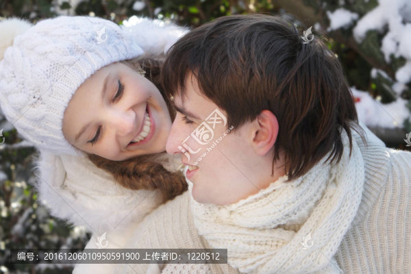 自然背景下的年輕幸福夫妻