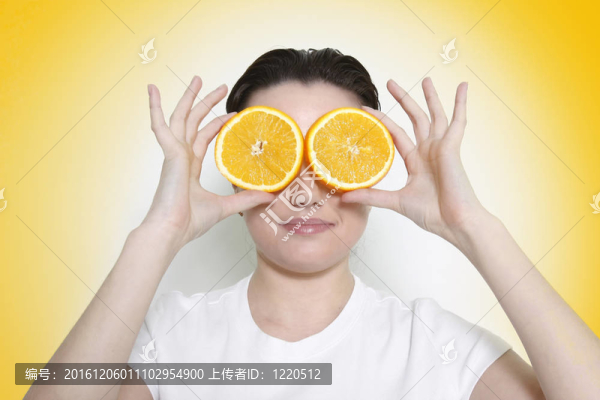 年輕女子與橙眼