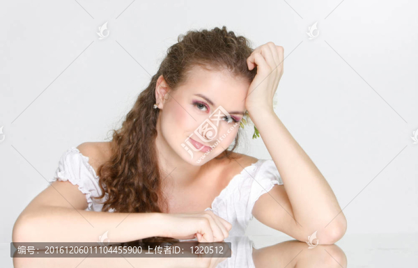 年輕漂亮女人的工作室肖像