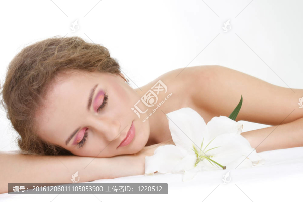 年輕的女人在白色上放松