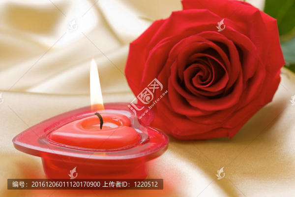芳香蠟燭和紅玫瑰