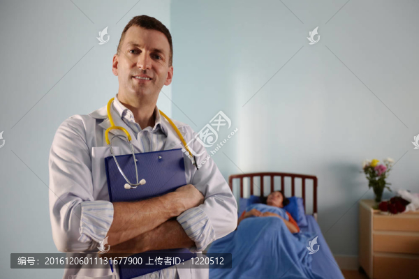 快樂醫(yī)生在公立醫(yī)院病人室微笑