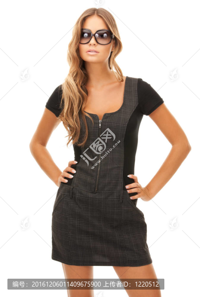 可愛的女人在陰影