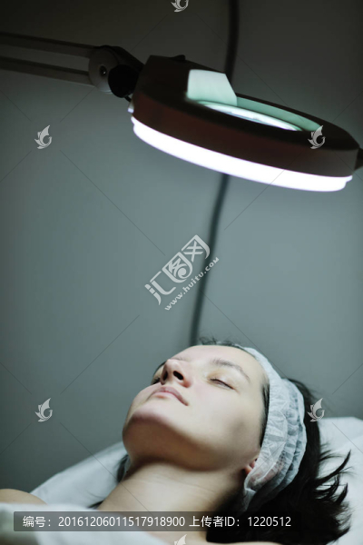 女性在化妝室用面膜