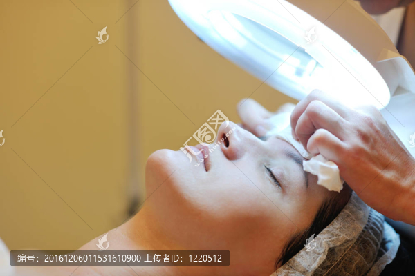 女性在化妝室用面膜
