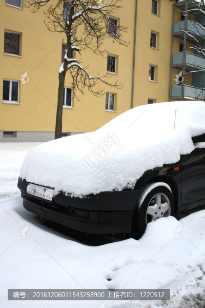 冬天被雪覆蓋的汽車