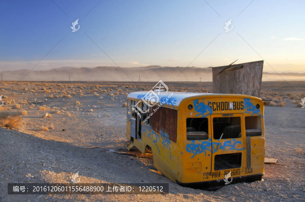 廢棄的校車