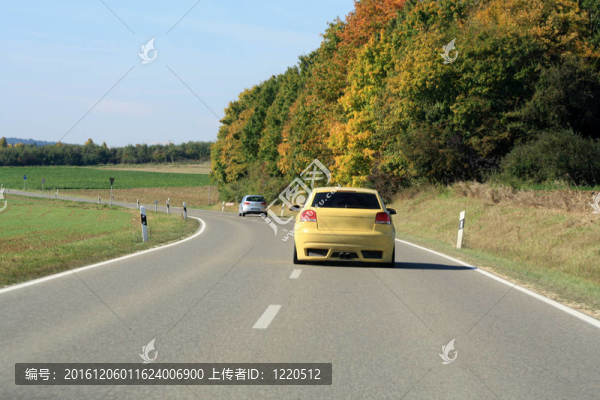 汽車在路上行駛