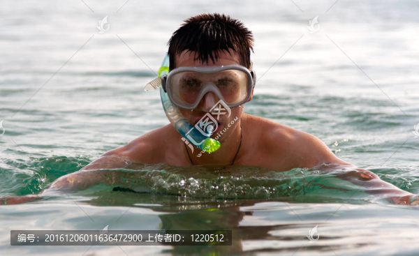 戴面具的人