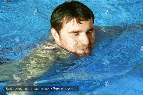 水中青年
