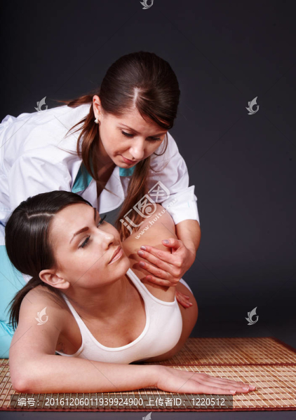 美麗的白人女孩有泰式按摩。