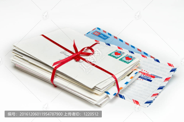 用紅絲帶系的情書