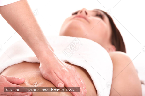 有腹部按摩的年輕婦女。