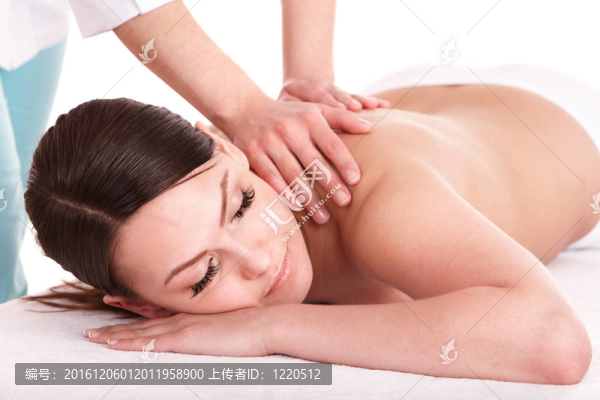女孩背部按摩。