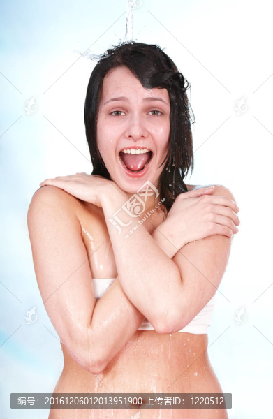 美麗的濕女孩。身體護(hù)理。