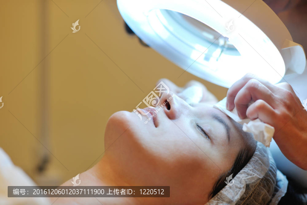 女性在化妝室用面膜