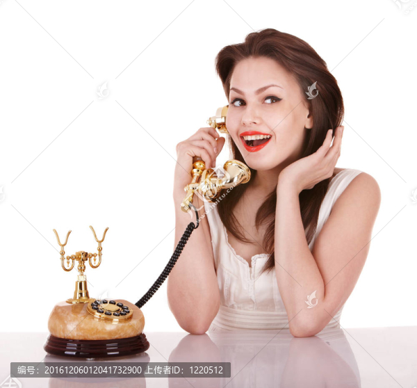 年輕漂亮的女人通過(guò)電話交談。