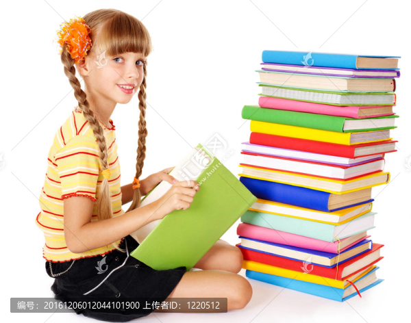 書的女生抱樁。