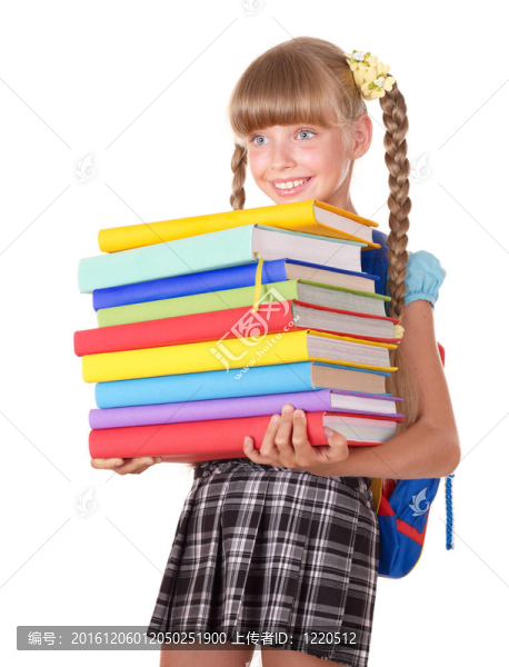 背包捧著書的女生。