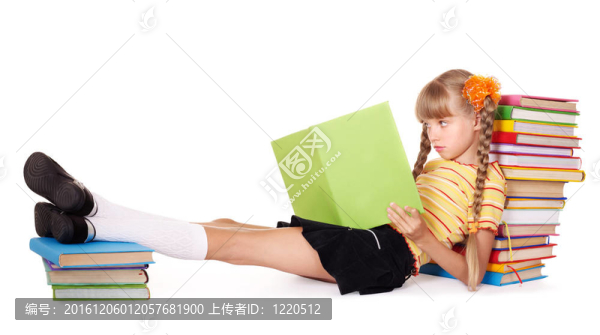 學生閱讀書籍堆。
