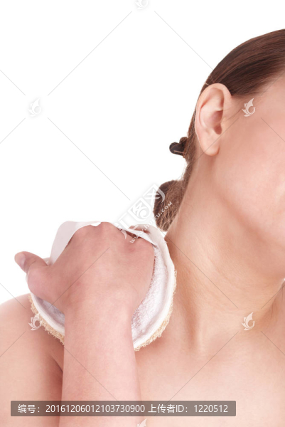 年輕女人擦洗身體。