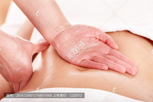 有腹部按摩的年輕婦女。