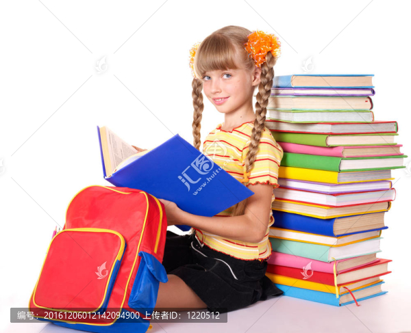 隨著書籍閱讀樁女生背包。