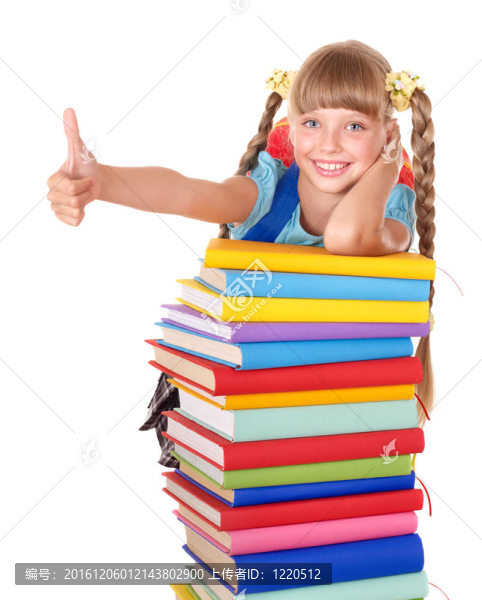 隨著堆書顯示大拇指的女生。