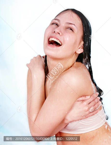 水中美女。身體護理。