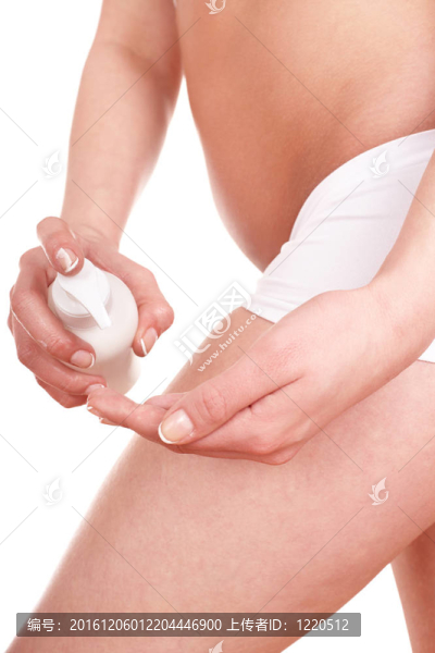 女孩潤(rùn)膚霜。