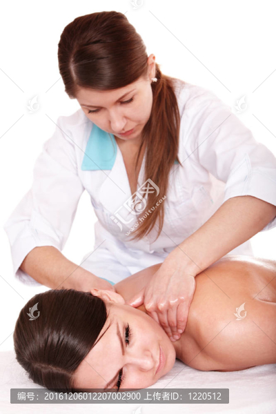 有按摩的年輕婦女。