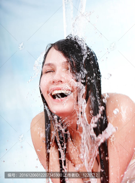 水中美女。身體護理。