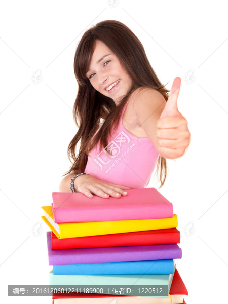 女孩與樁書顯示拇指。