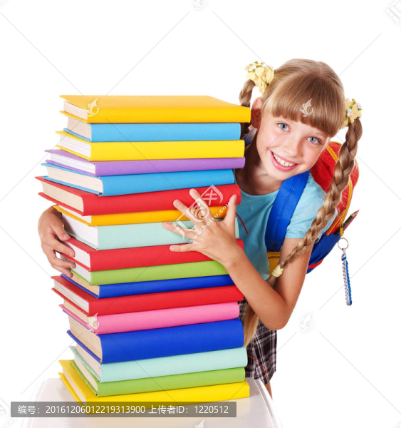 隨著書的背包抱樁的女生。