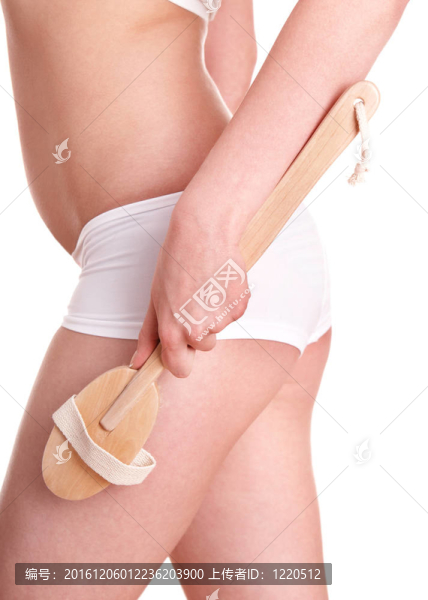 年輕女人擦洗身體。
