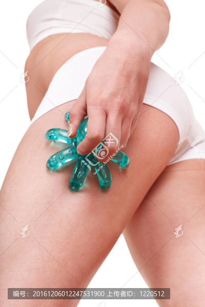 年輕女人擦洗身體。