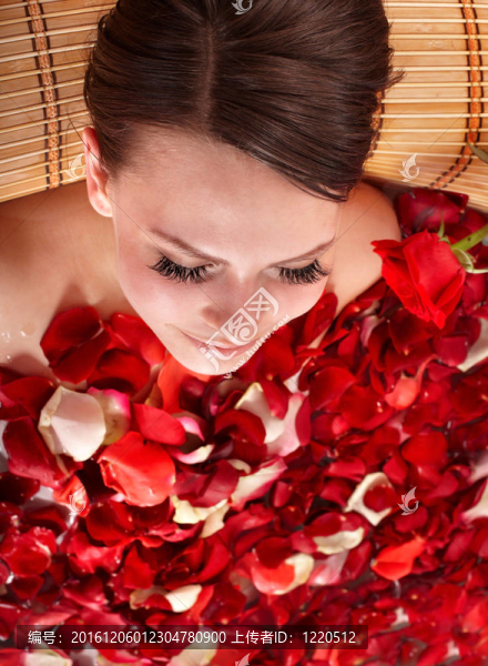 玫瑰花瓣中的女人。