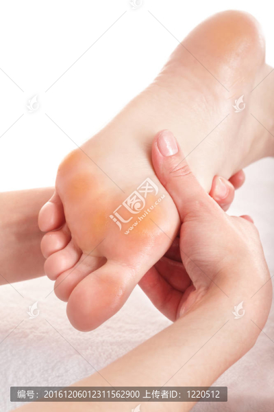 女性腿部按摩。
