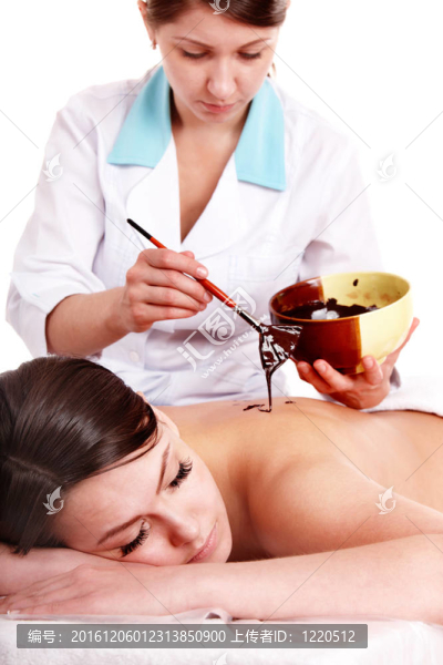 由美容師用巧克力面膜的女孩。