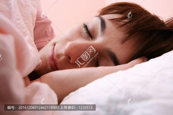 美麗的年輕女人睡覺。