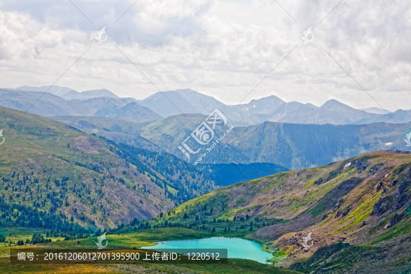 山上的湖